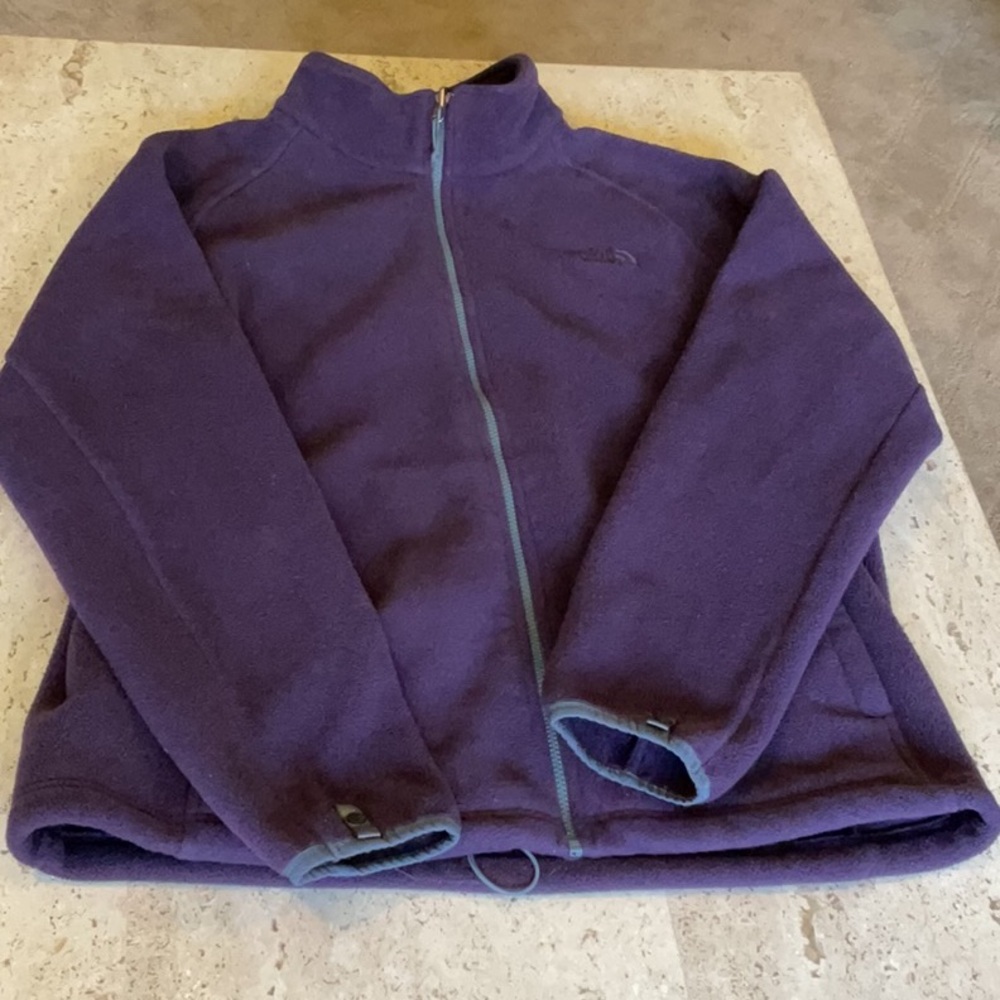 The North Face Men’s Size L plum or purple color fleece jacket. EUC